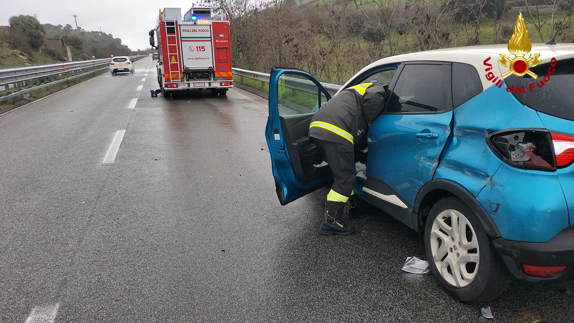 Auto contro guard rail e tamponamenti sulla ss 131: due feriti