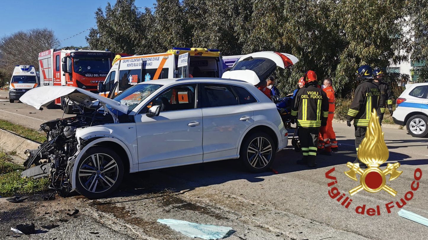 Olbia, scontro tra auto in zona industriale: ci sono feriti