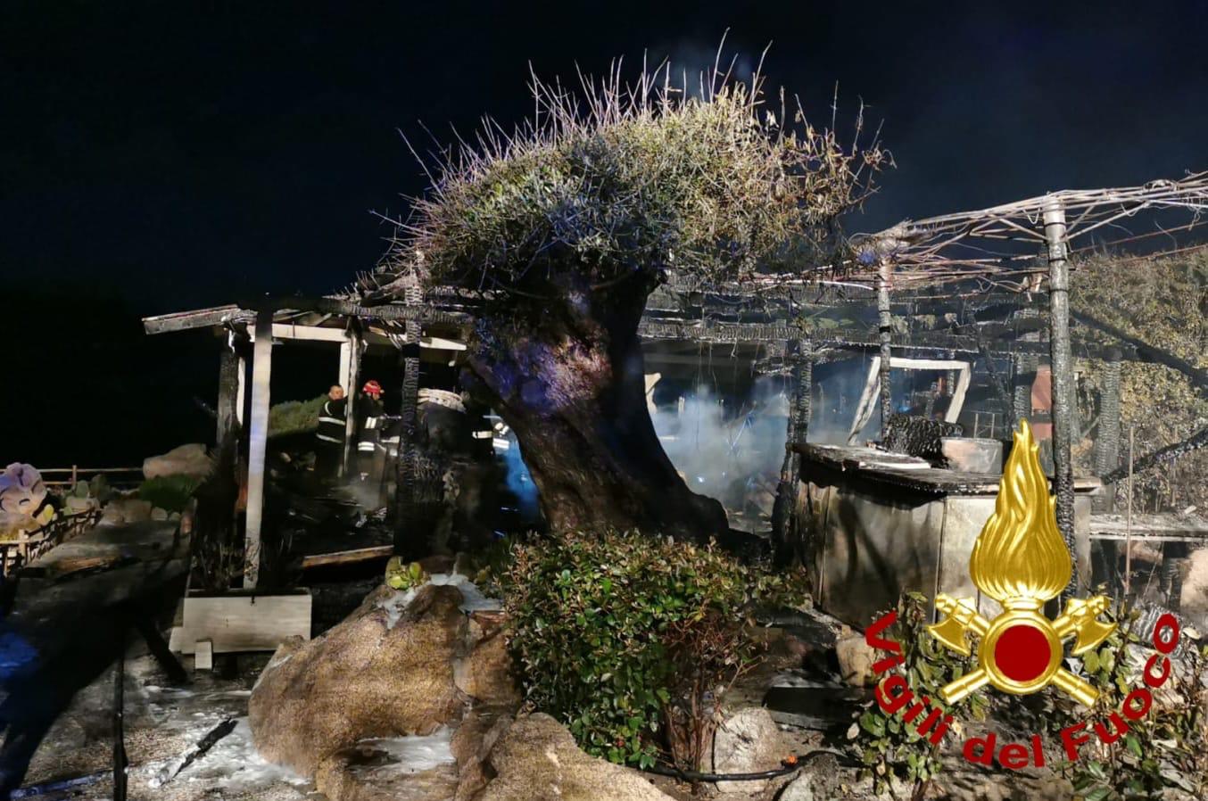 Baja Sardinia: chiosco in riva al mare distrutto dalle fiamme