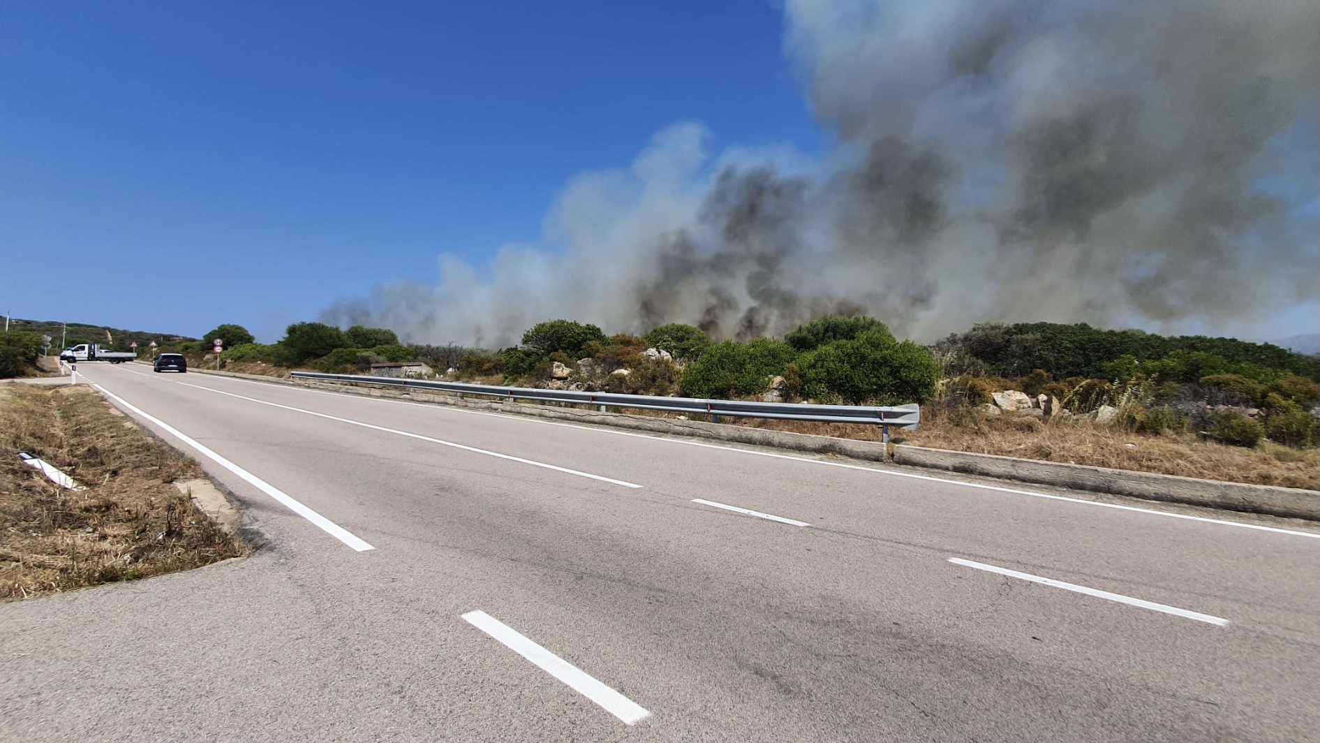 Golfo Aranci: incendio in corso sulla provinciale