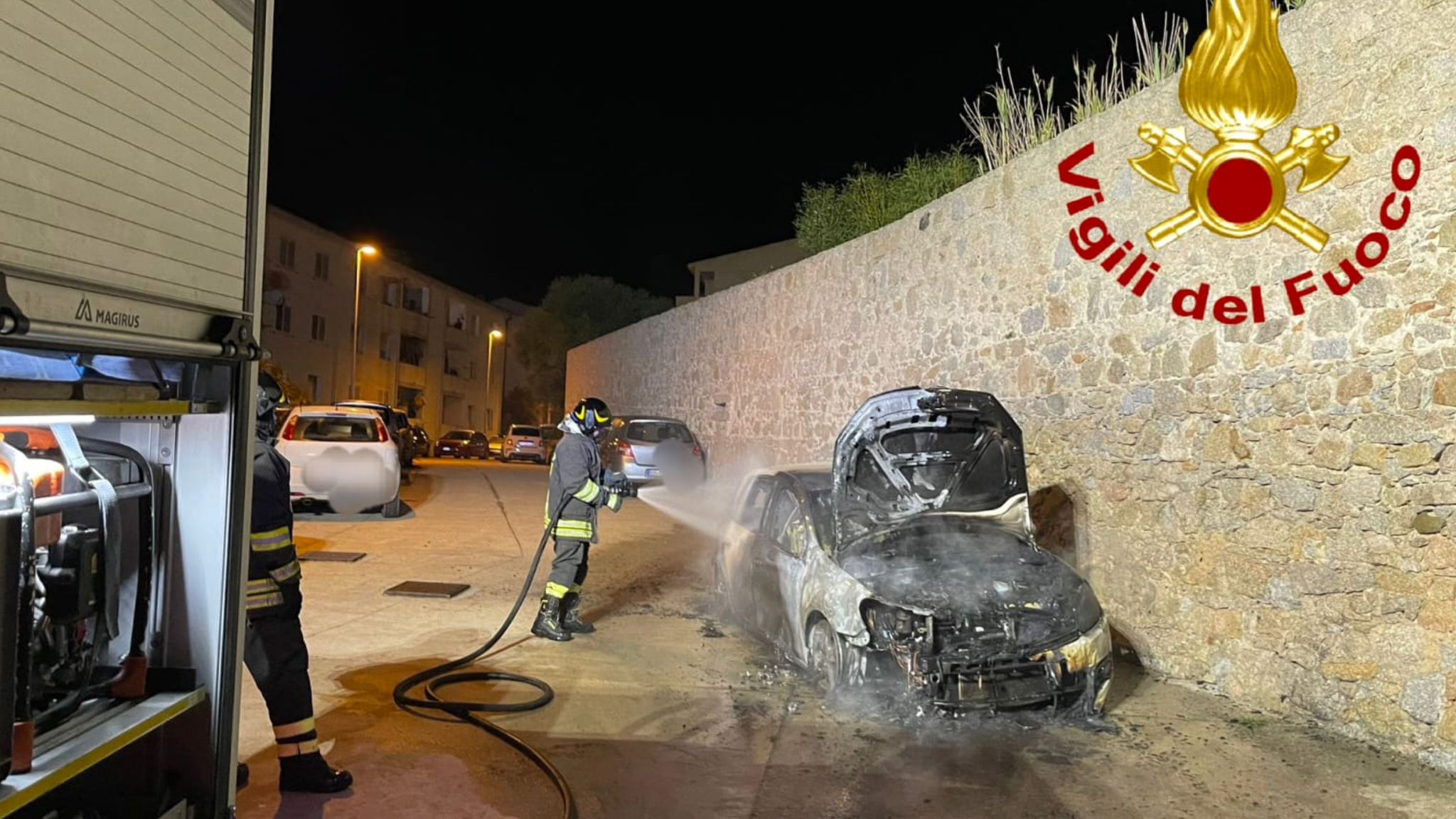 Gallura, auto in fiamme nella notte: in azione i vigili del fuoco