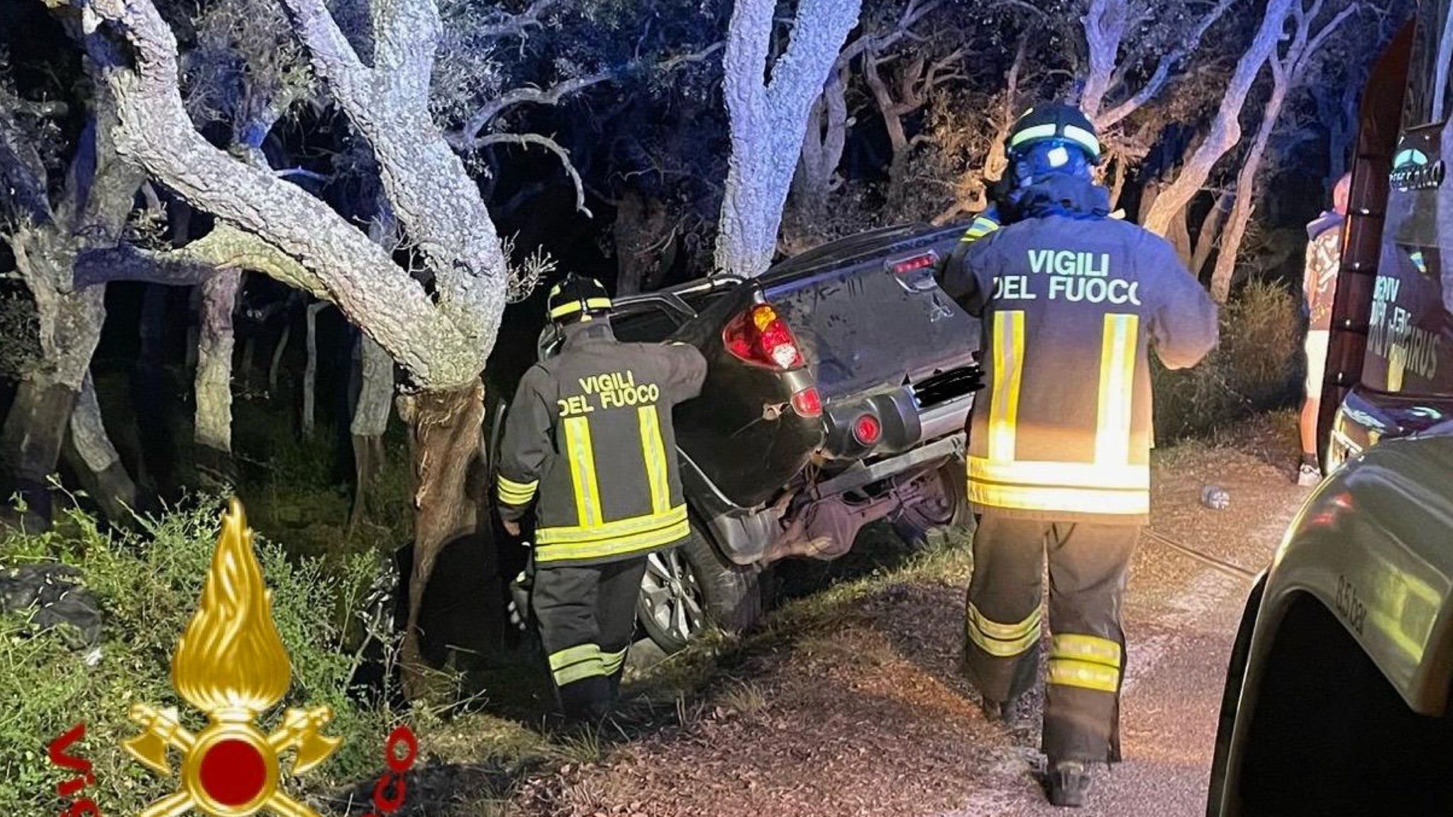 Monti, fuori strada con l'auto: conducente estratto dal mezzo