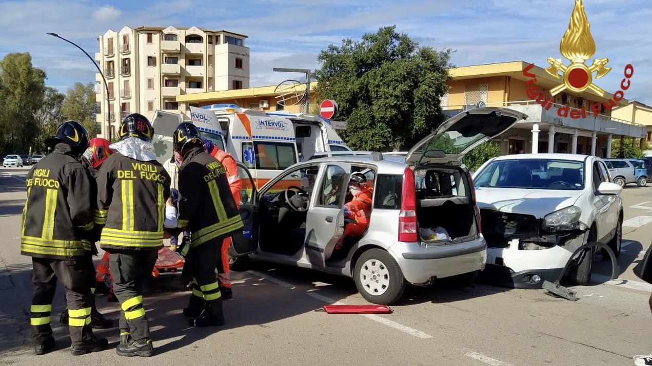 Olbia, scontro tra auto in via Galvani: un ferito