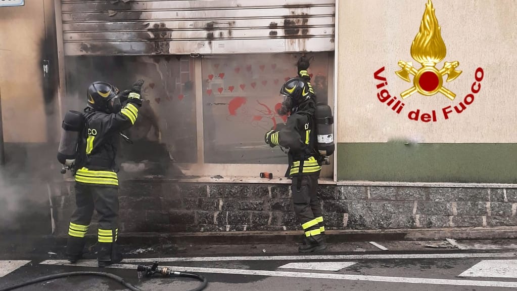 In fiamme una pasticceria: danni ingenti