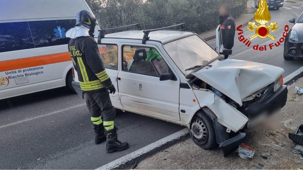 Auto contro palo della luce: un ferito in codice rosso