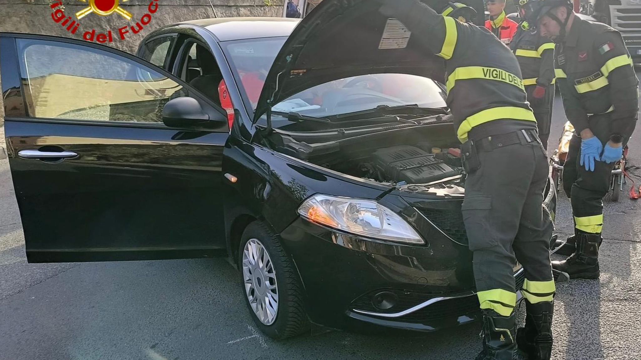 Auto contro palo della luce: un ferito