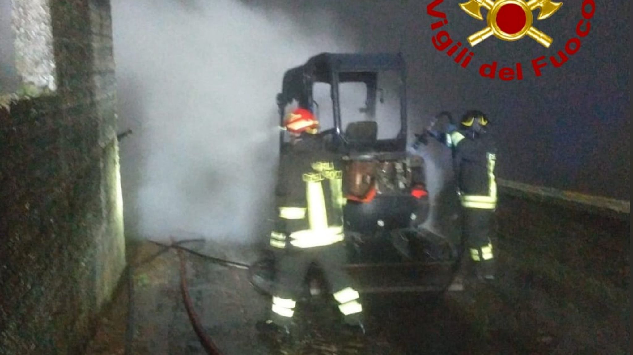 A fuoco due mini escavatori: accertamenti in corso