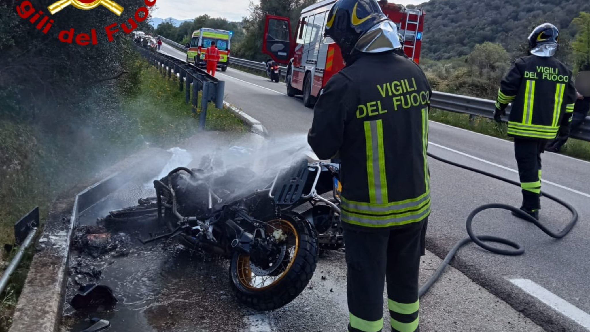 Arzachena, moto a fuoco: illeso il centauro 