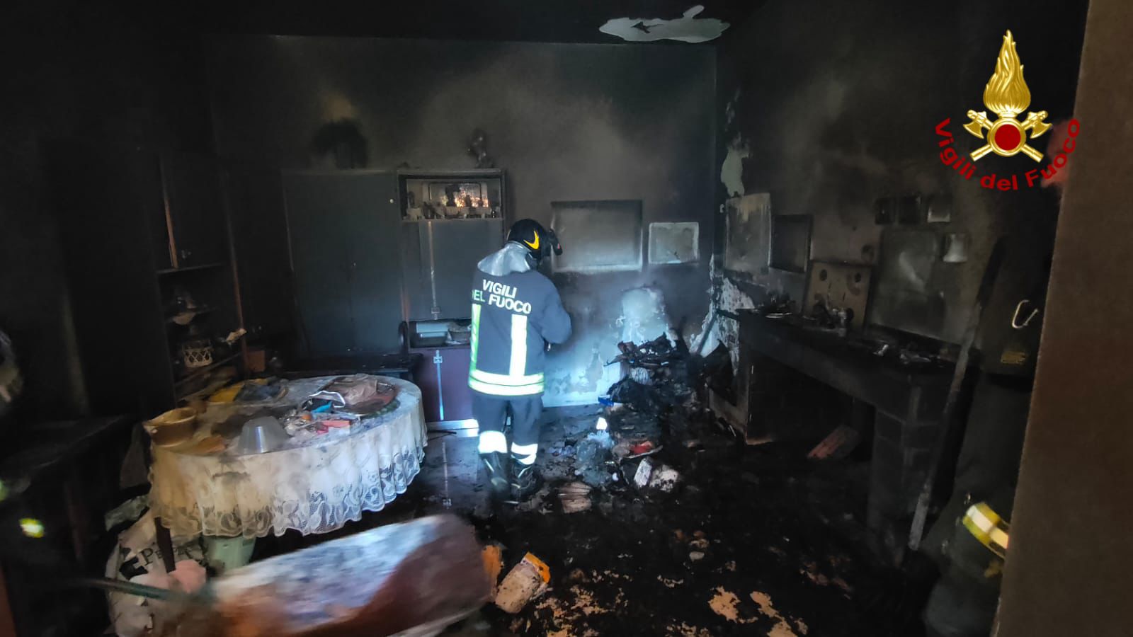 Incendio distrugge appartamento: palazzina evacuata