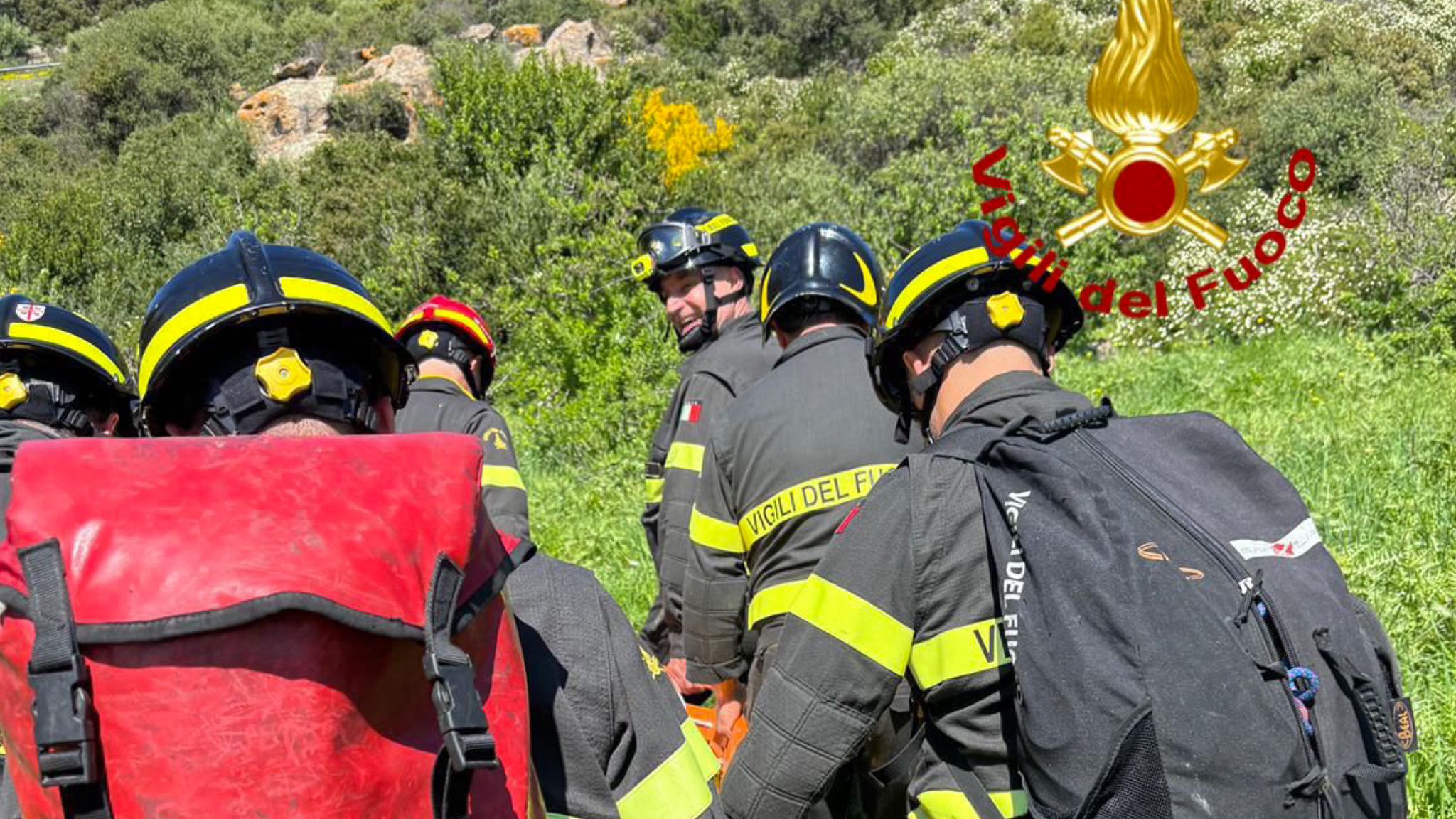 Cade durante l'escursione: vigili del fuoco in azione