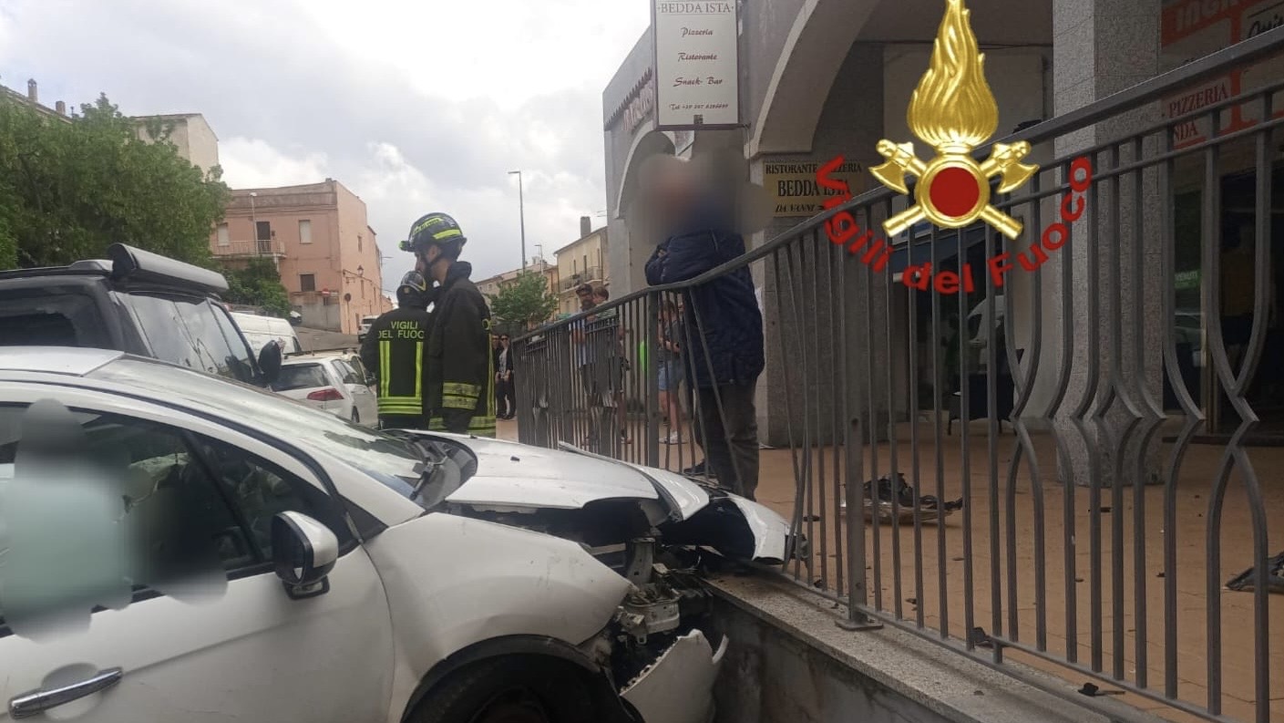 Arzachena, auto esce fuori strada e si schianta sul muro di un centro commerciale