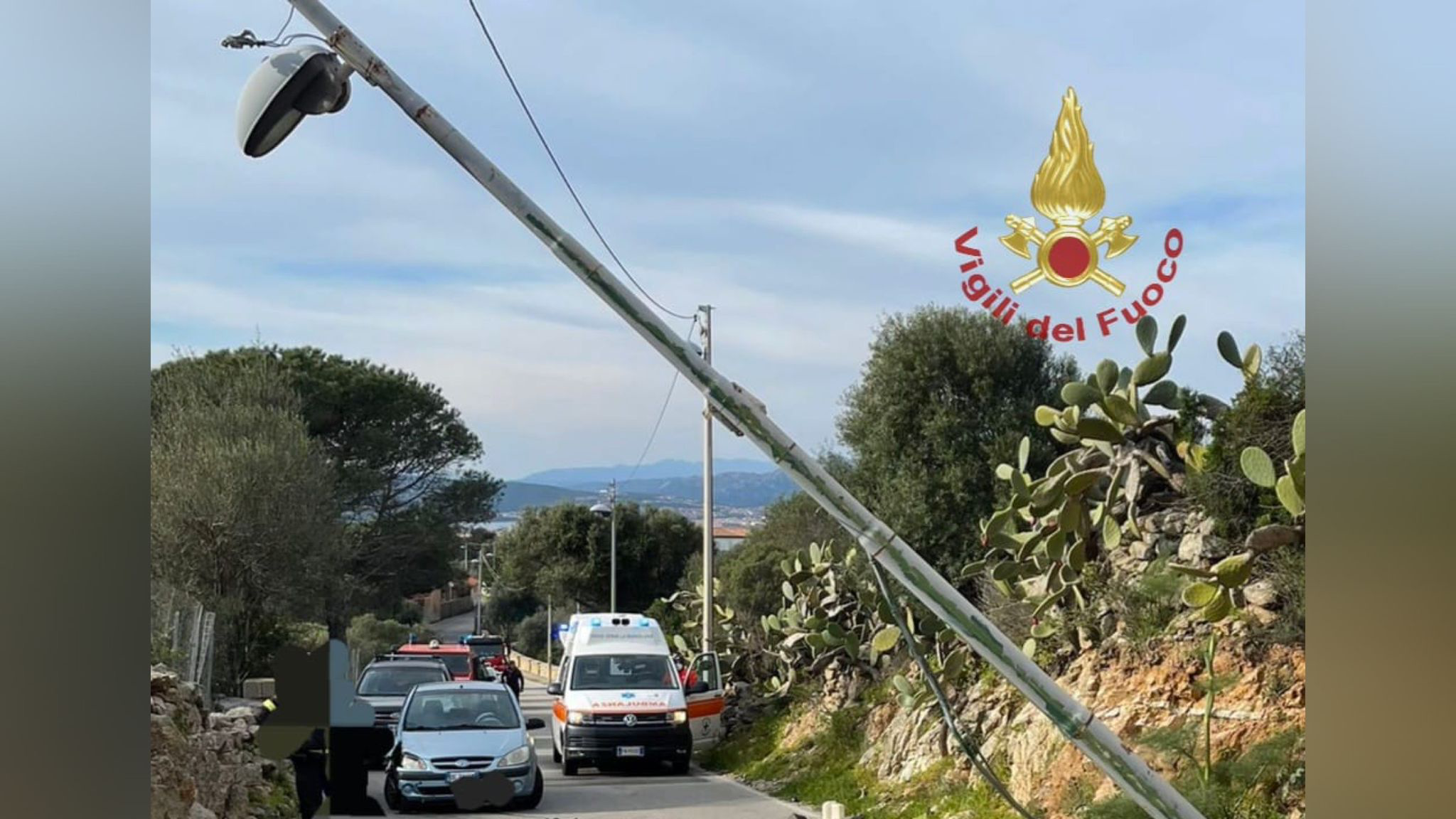 La Maddalena, auto contro un palo: un ferito