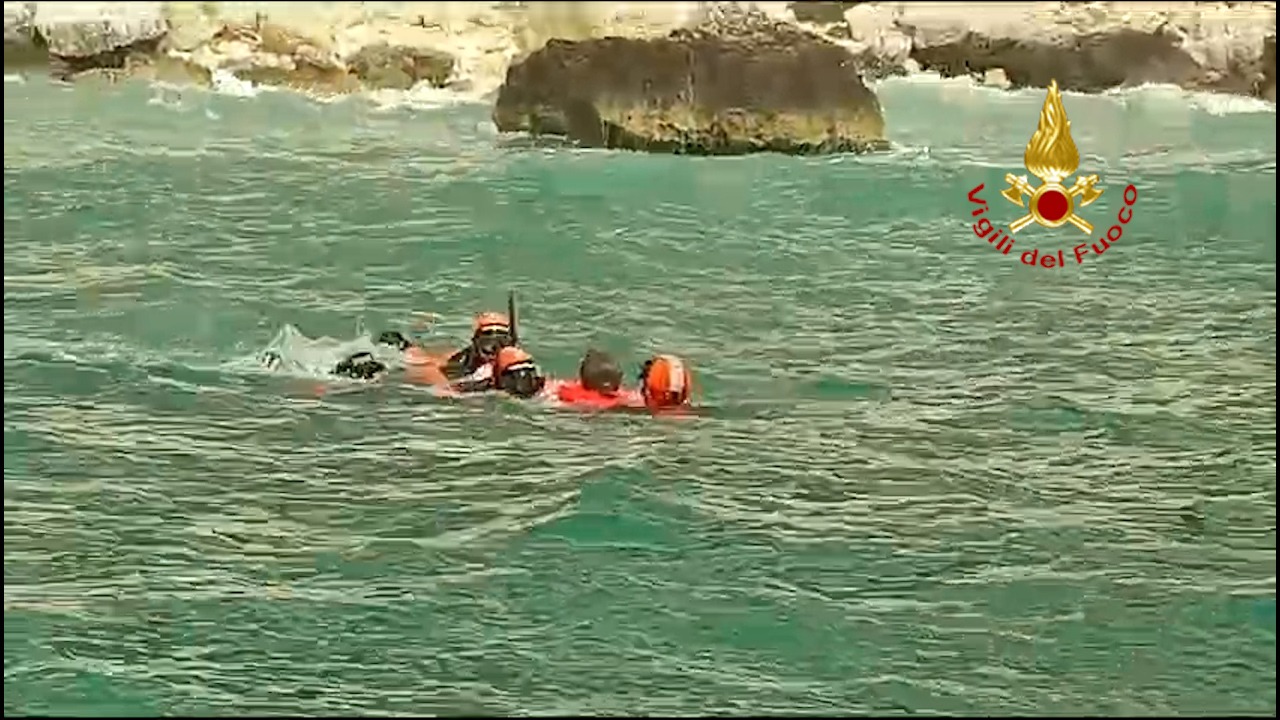 Ragazze escono con il gommone e finiscono in acqua: tratte in salvo