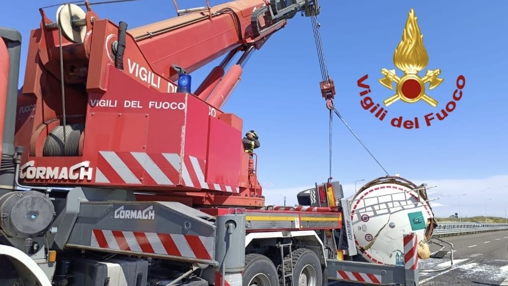 Incidente sulla 131: autocisterna si ribalta allo svincolo per Olbia