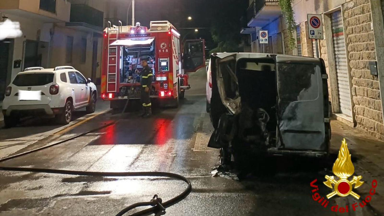 Nord Sardegna, furgone a fuoco nella notte: accertamenti in corso