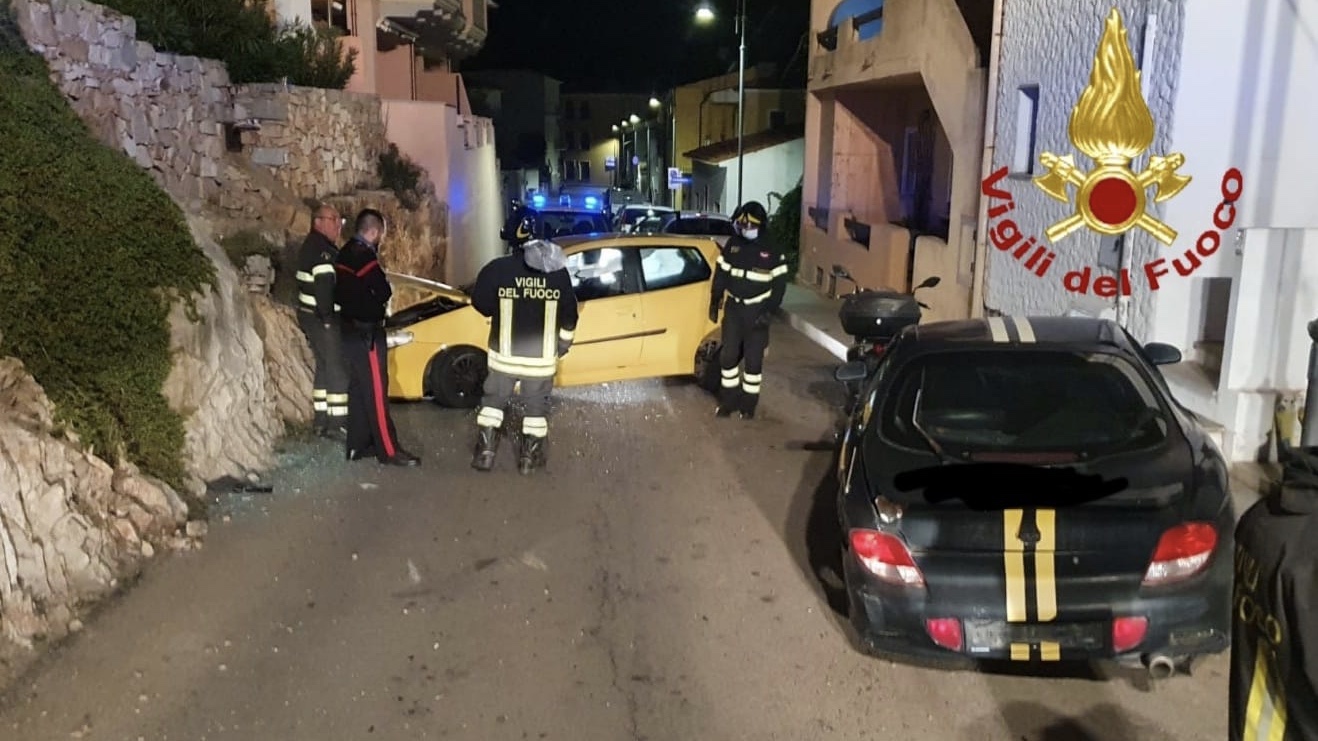Santa Teresa, auto si schianta contro parete rocciosa: conducente illeso