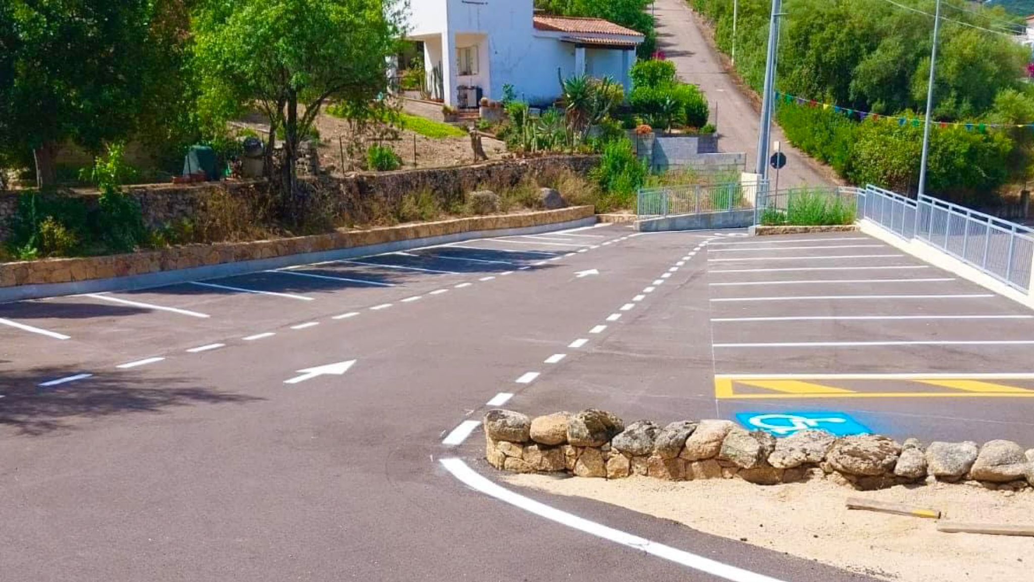 Enas: ultimato il nuovo parcheggio al centro del paese