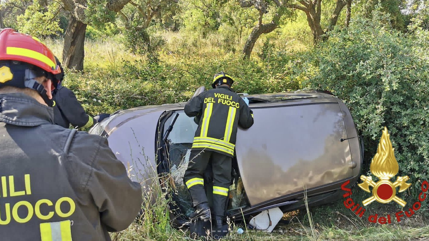 Telti, scontro frontale tra auto: 3 persone in ospedale, tra cui una bimba