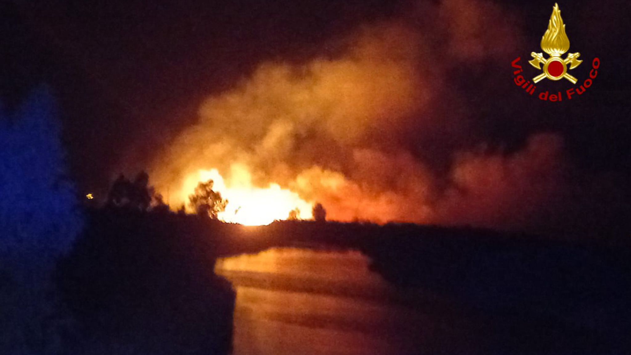 Siniscola, fiamme nella notte: a fuoco anche una macelleria