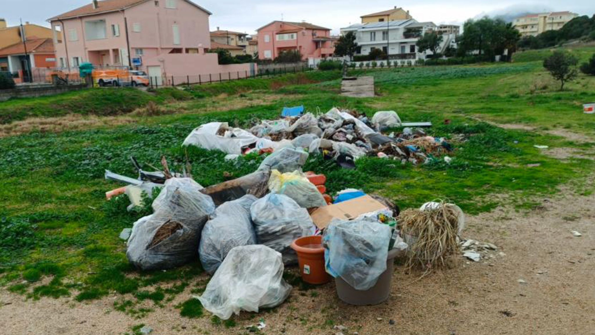 Olbia: discarica a cielo aperto in via Petta