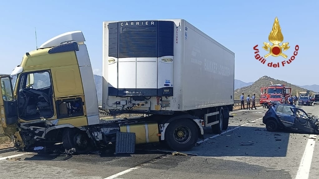 Scontro tra auto e mezzo pesante: muore un uomo