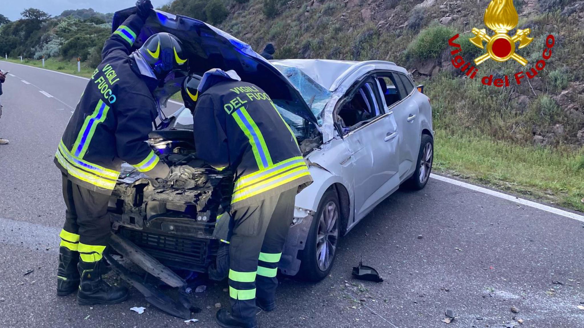 Auto contro guard rail: un ferito