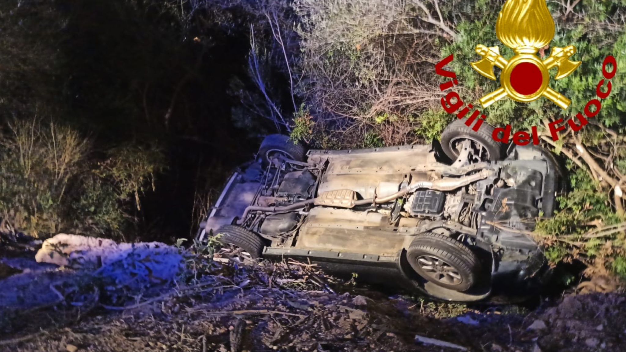 Arzachena: auto si ribalta in una scarpata