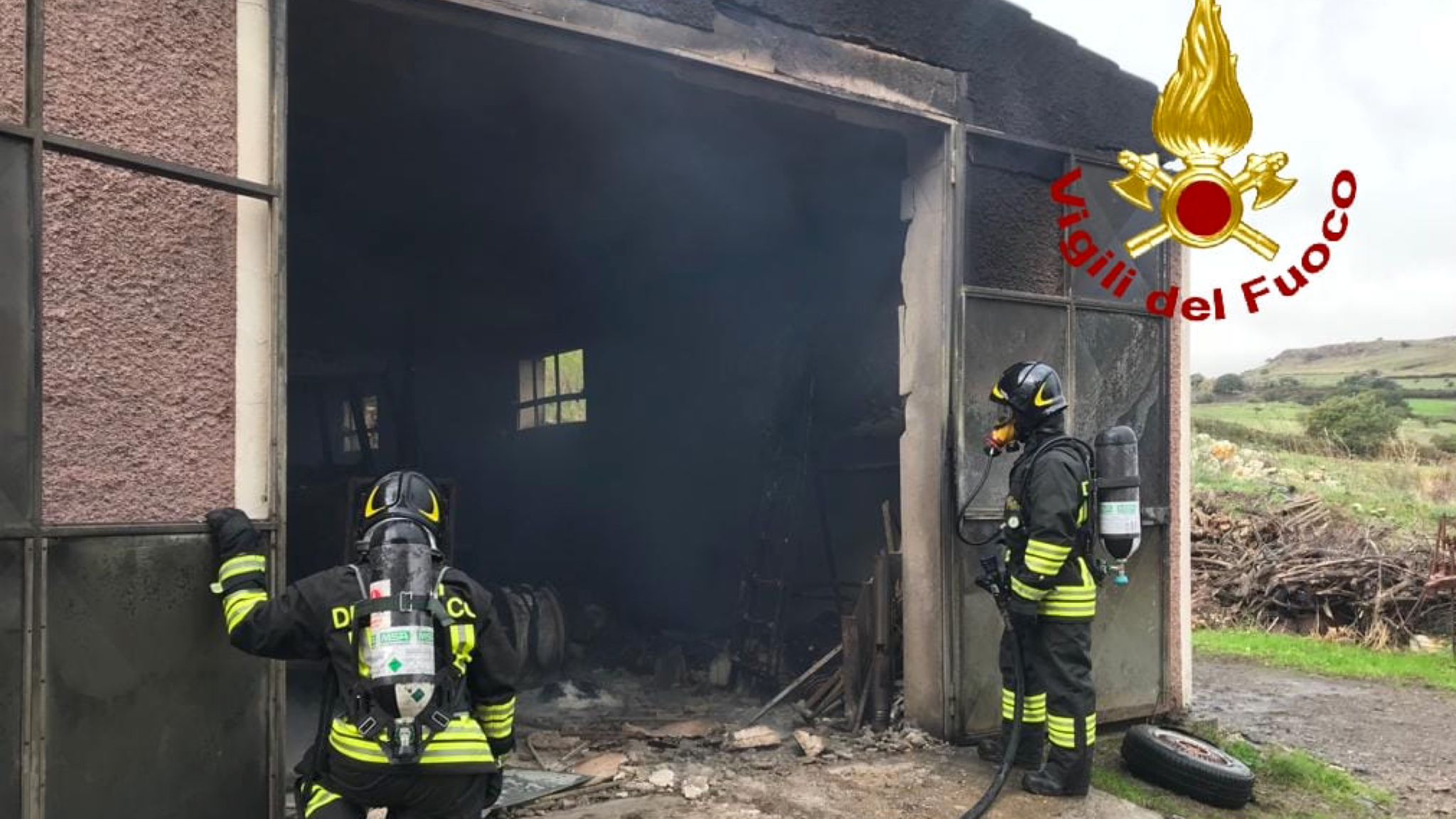 Nord Sardegna, capannone in fiamme: accertamenti in corso