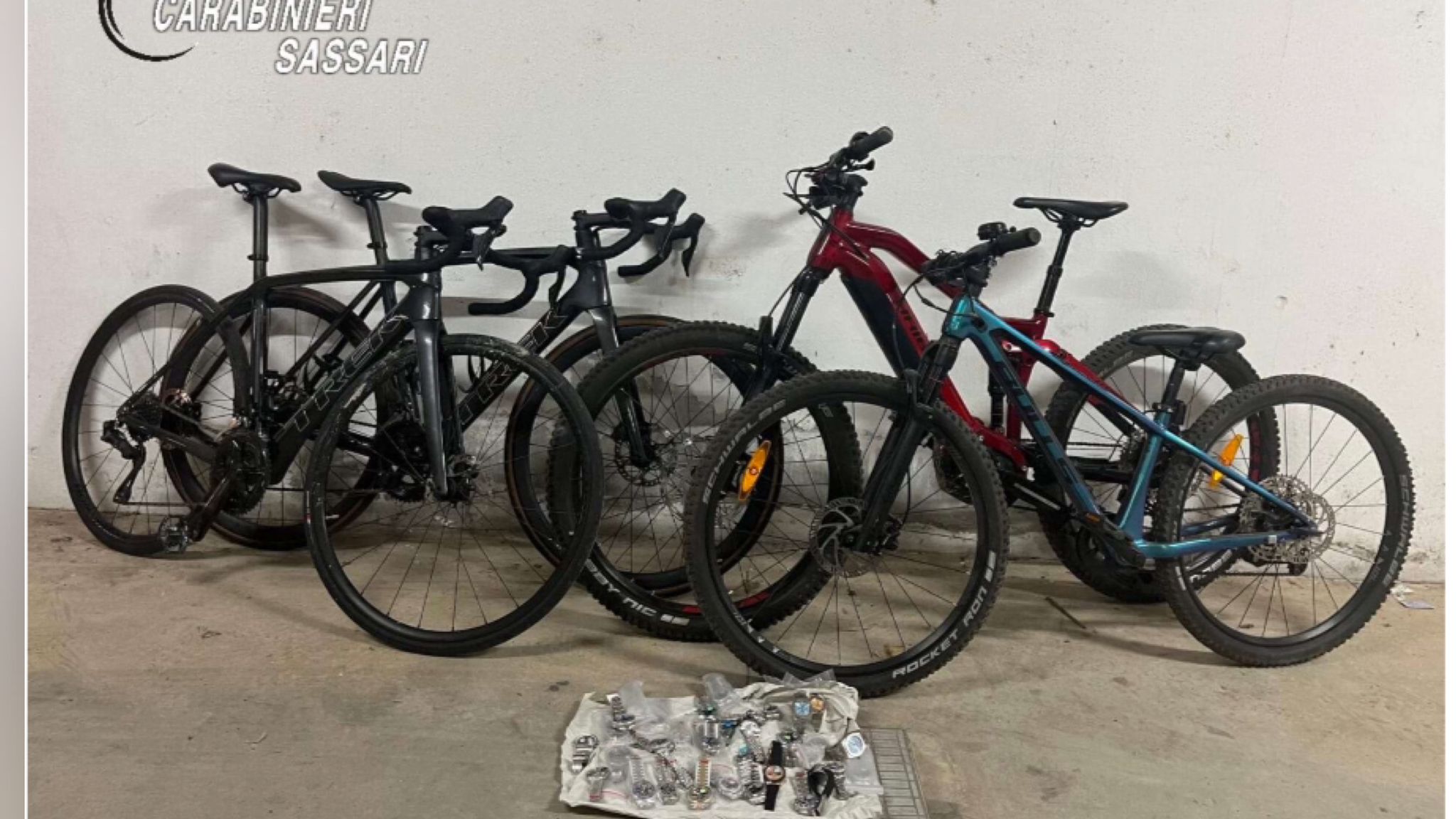 Olbia: all'interno di un container trovati rolex contraffatti e bici elettriche