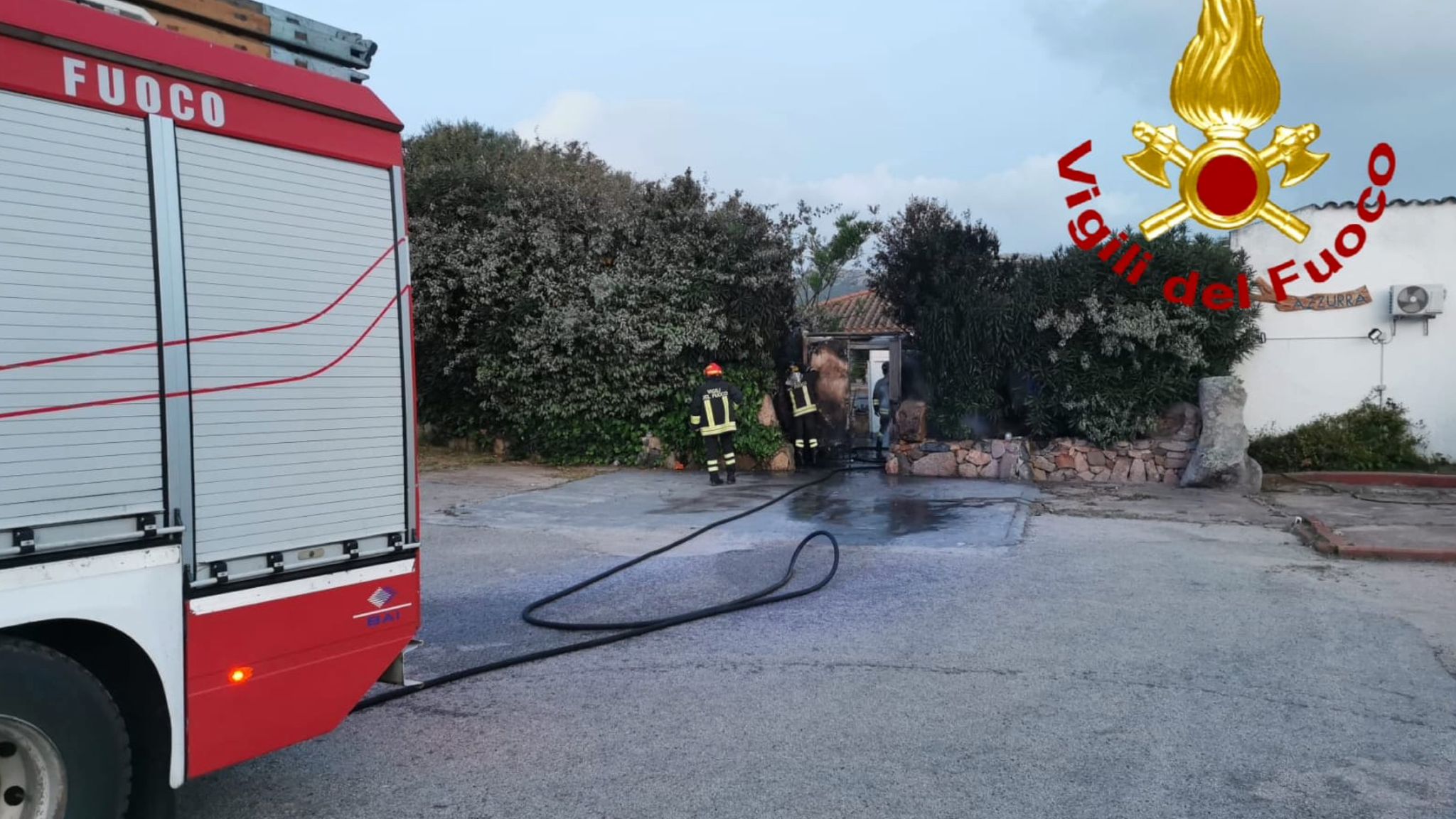 Arzachena: fiamme all'esterno di un locale