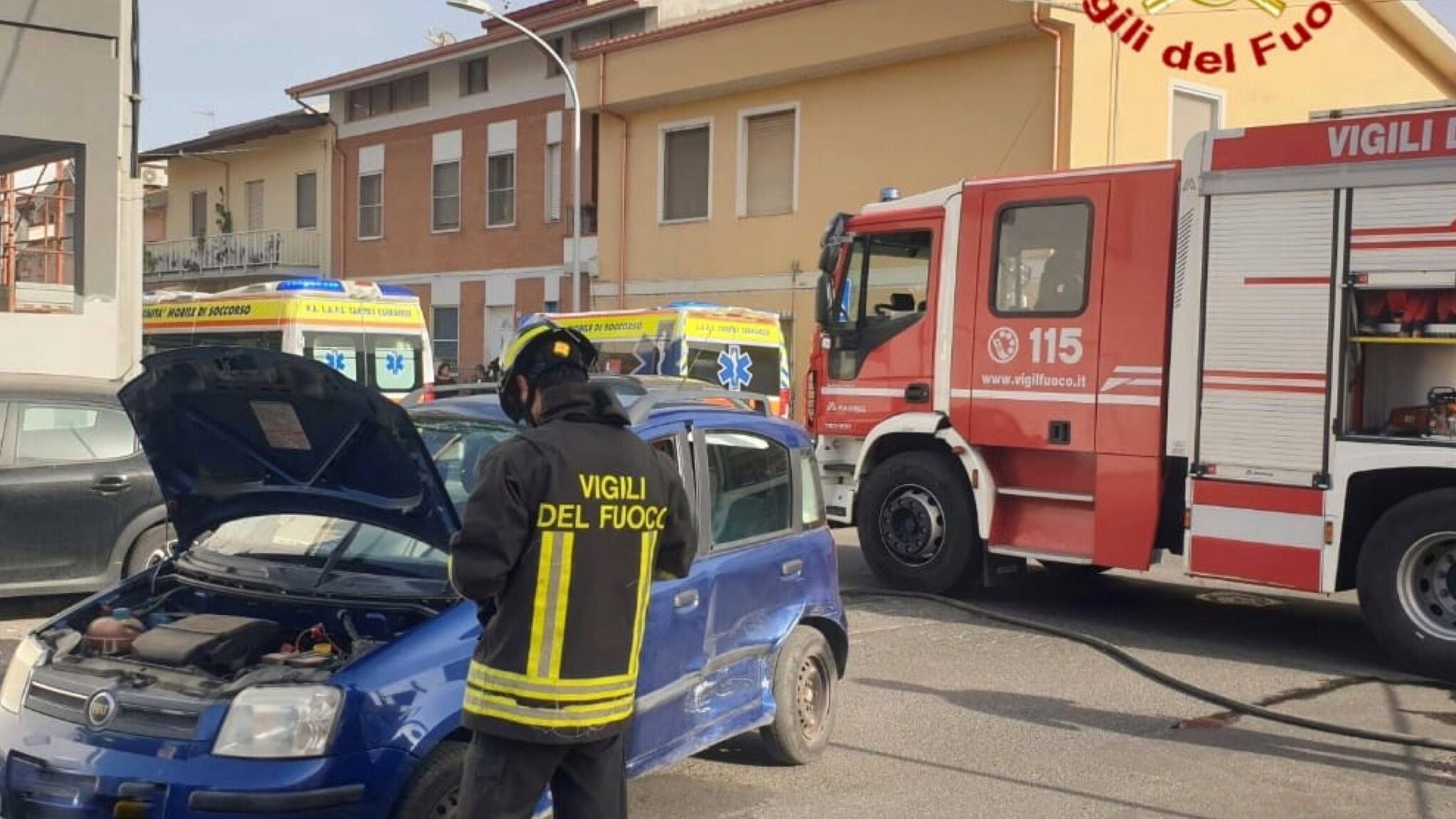 Scontro tra auto e incendi: ieri 12 interventi per i Vigili del fuoco