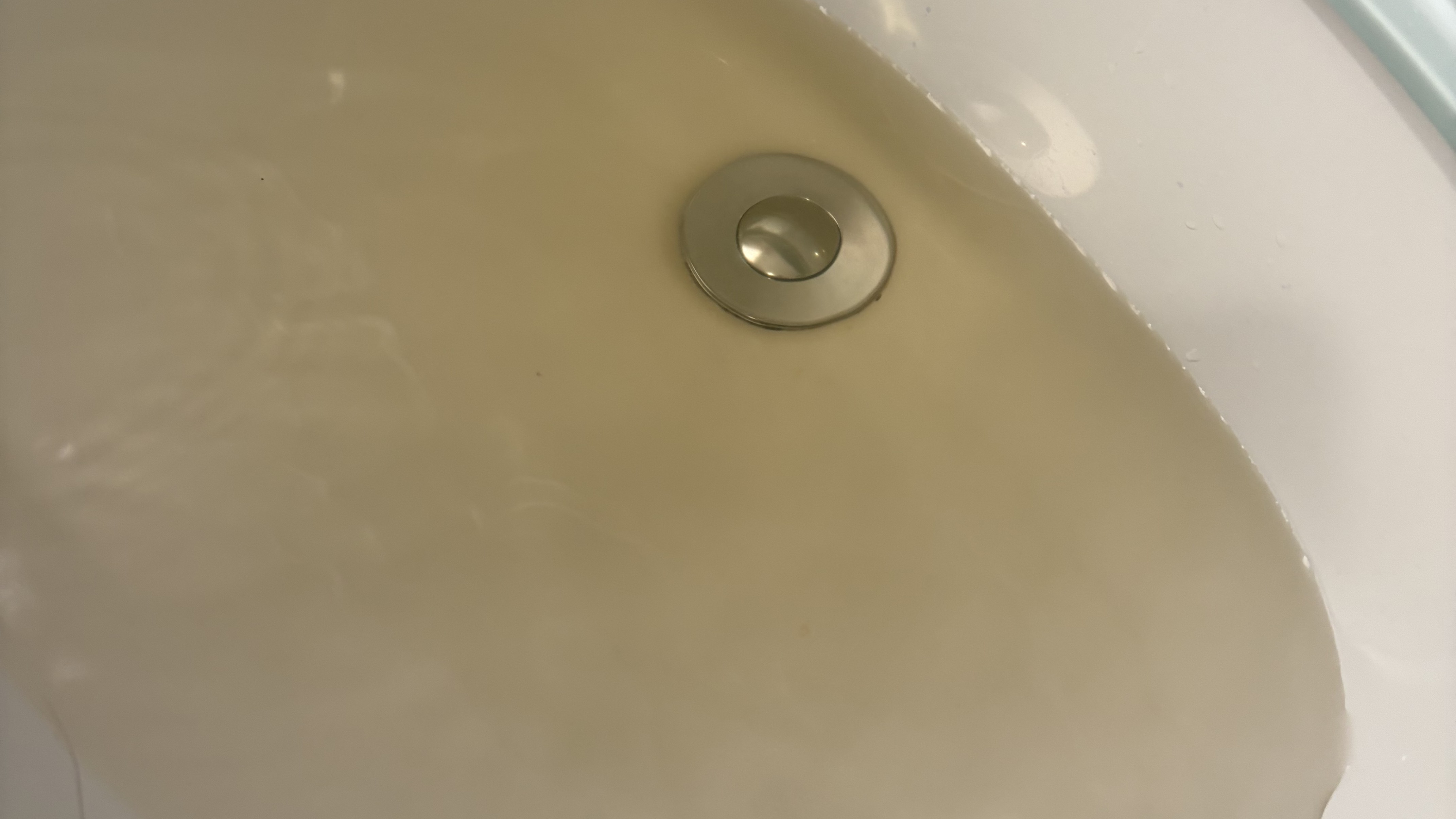 Olbia, torna l’acqua gialla dai rubinetti: segnalazione da via Venezia Tridentina