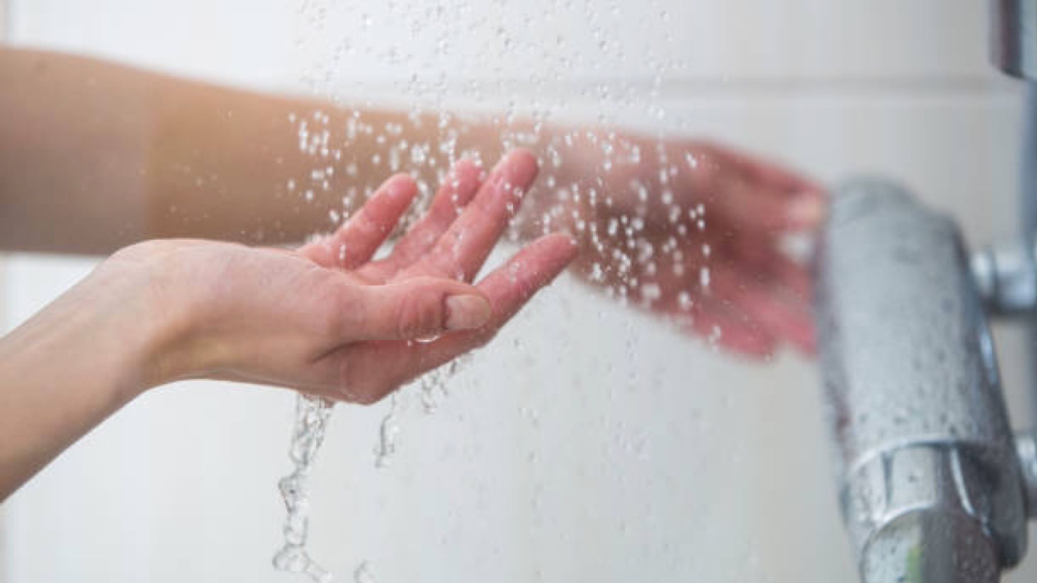 Allergica all'acqua: 25enne non può bere o lavarsi