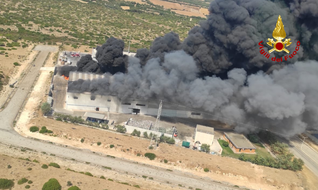 Incendio in capannone industriale: all'esterno è ancora attivo
