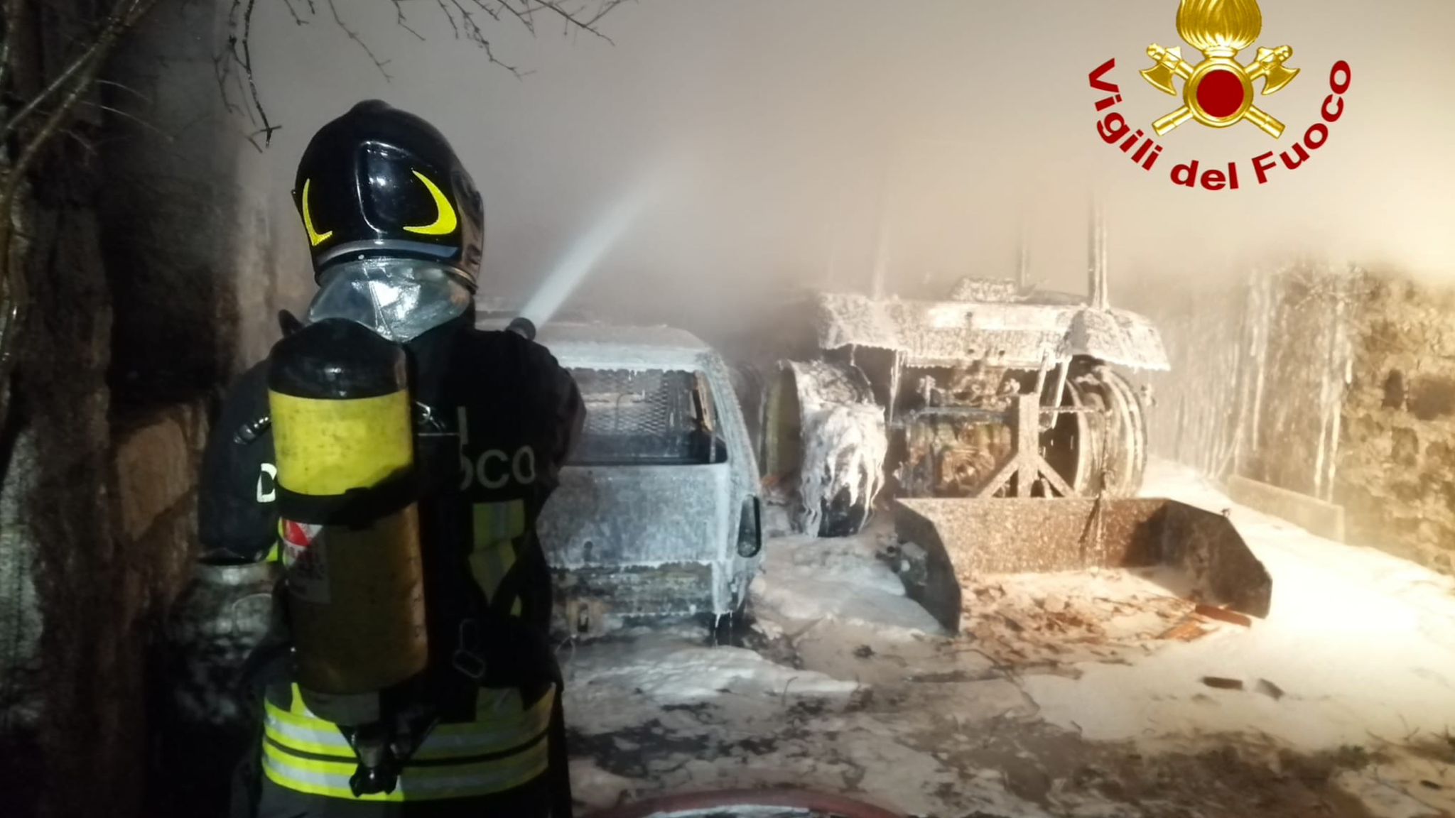 Alà dei Sardi, incendio in un garage: distrutti auto e mezzo agricolo