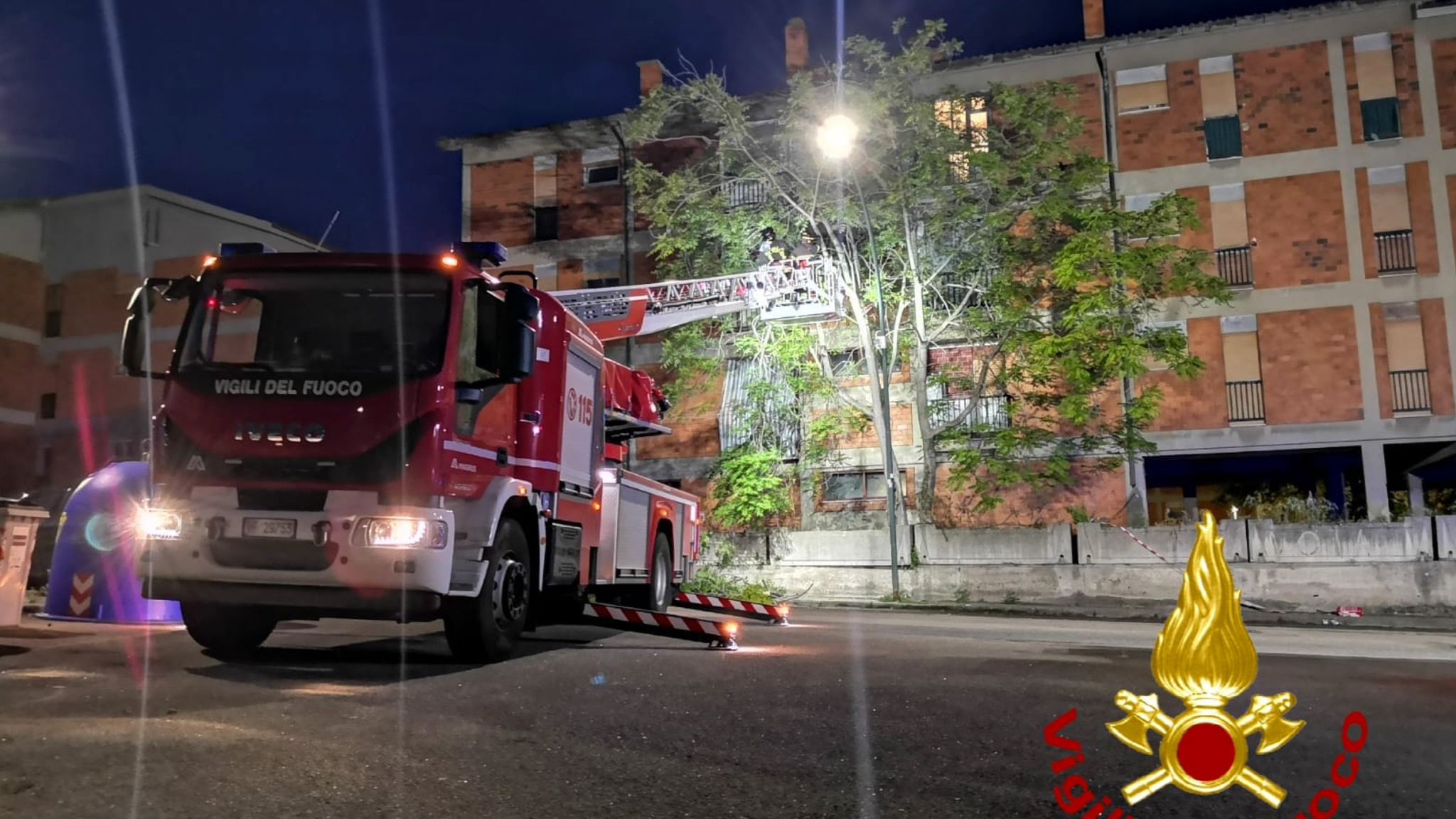 Nord Sardegna, albero rischia di cadere: in azione i vigili del fuoco