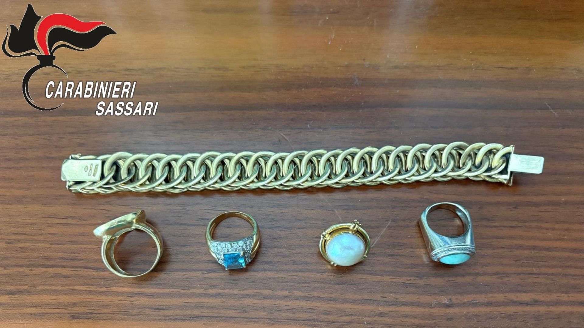 Ruba gioielli a un’anziana, refurtiva da 10mila euro ritrovata dai Carabinieri