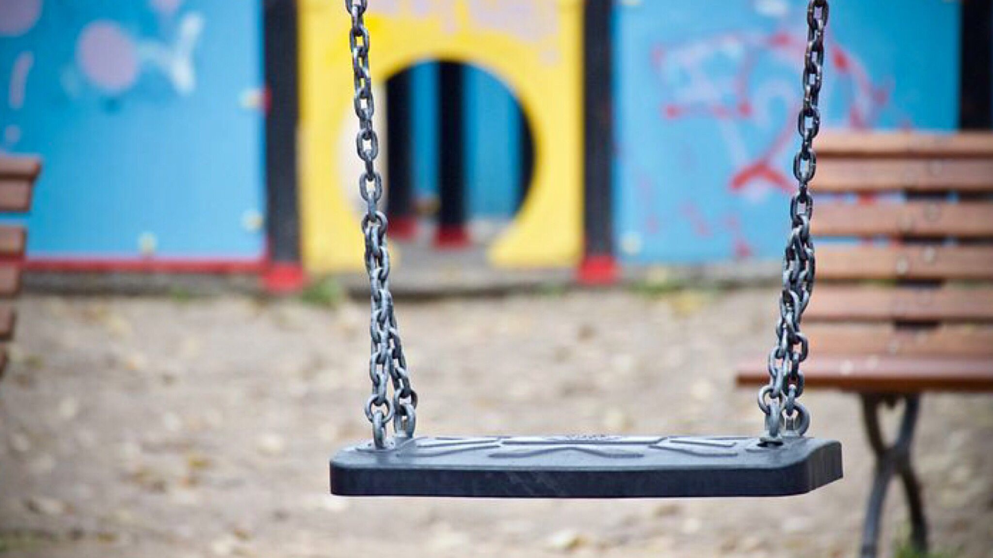 Cadono dei rami: chiude temporaneamente il parco giochi