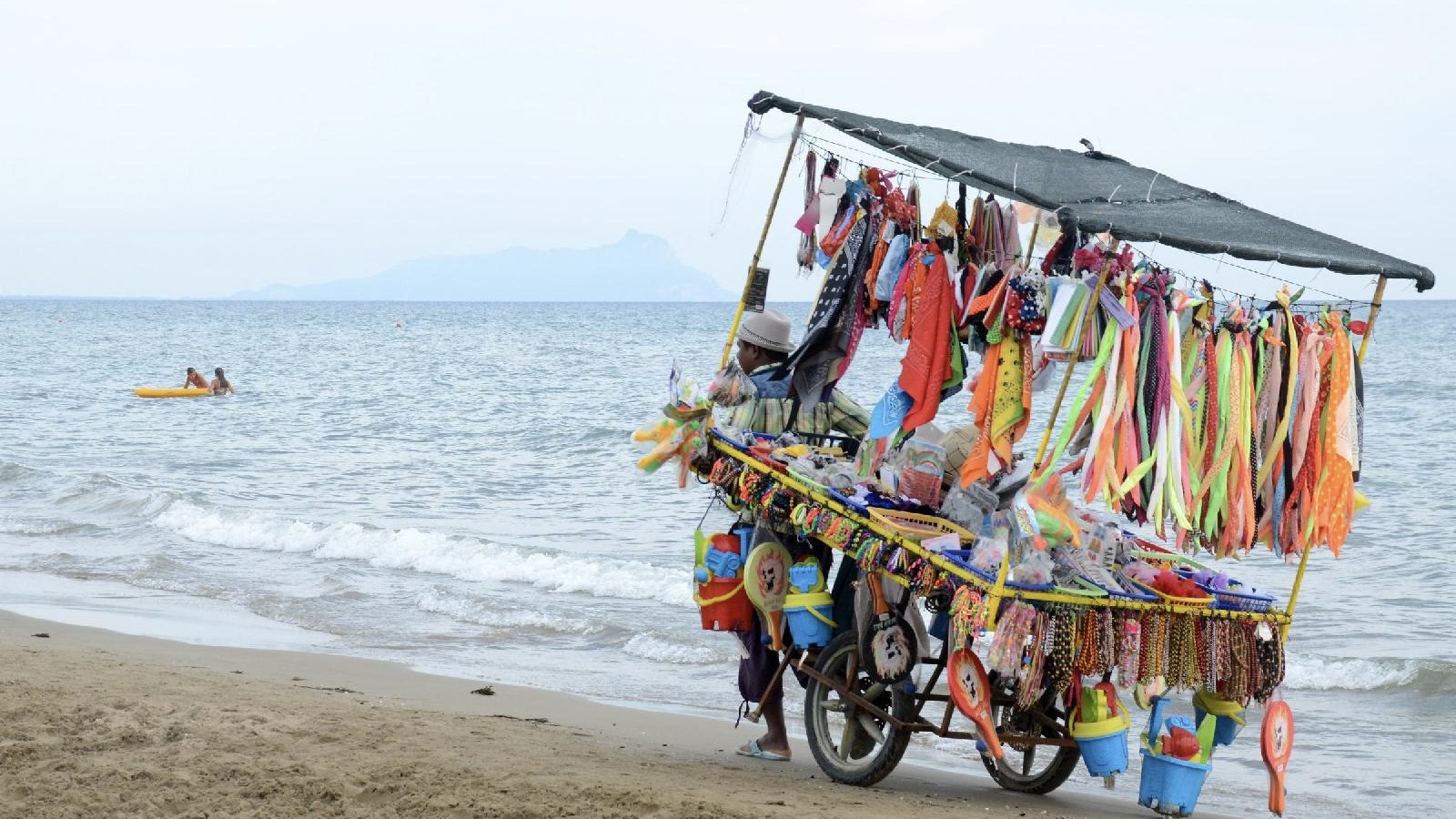 San Teodoro, c'è la sospensiva ma i Vigili le impediscono di lavorare: la testimonianza di un'ambulante