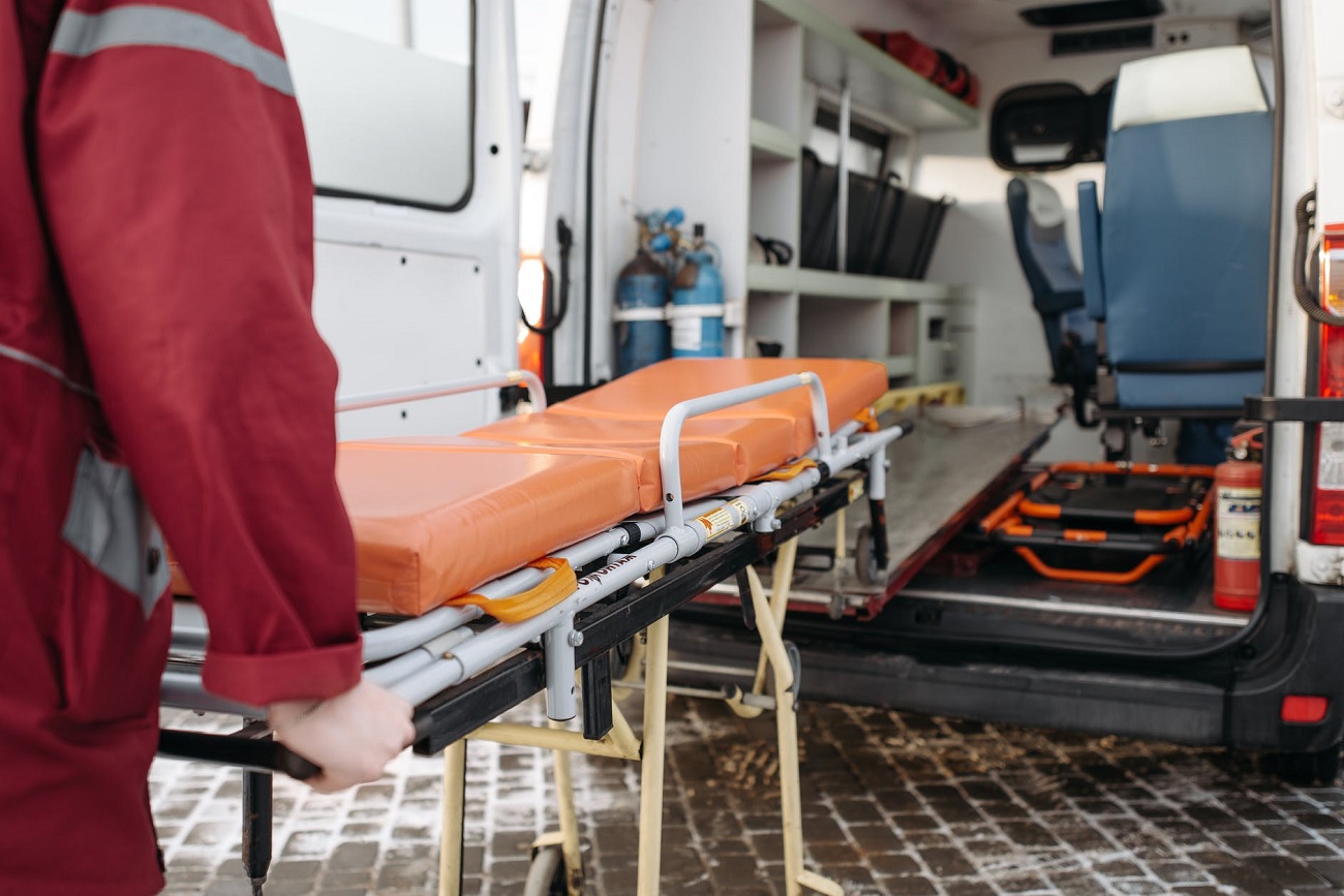 Scontro frontale tra auto: tre feriti in codice rosso
