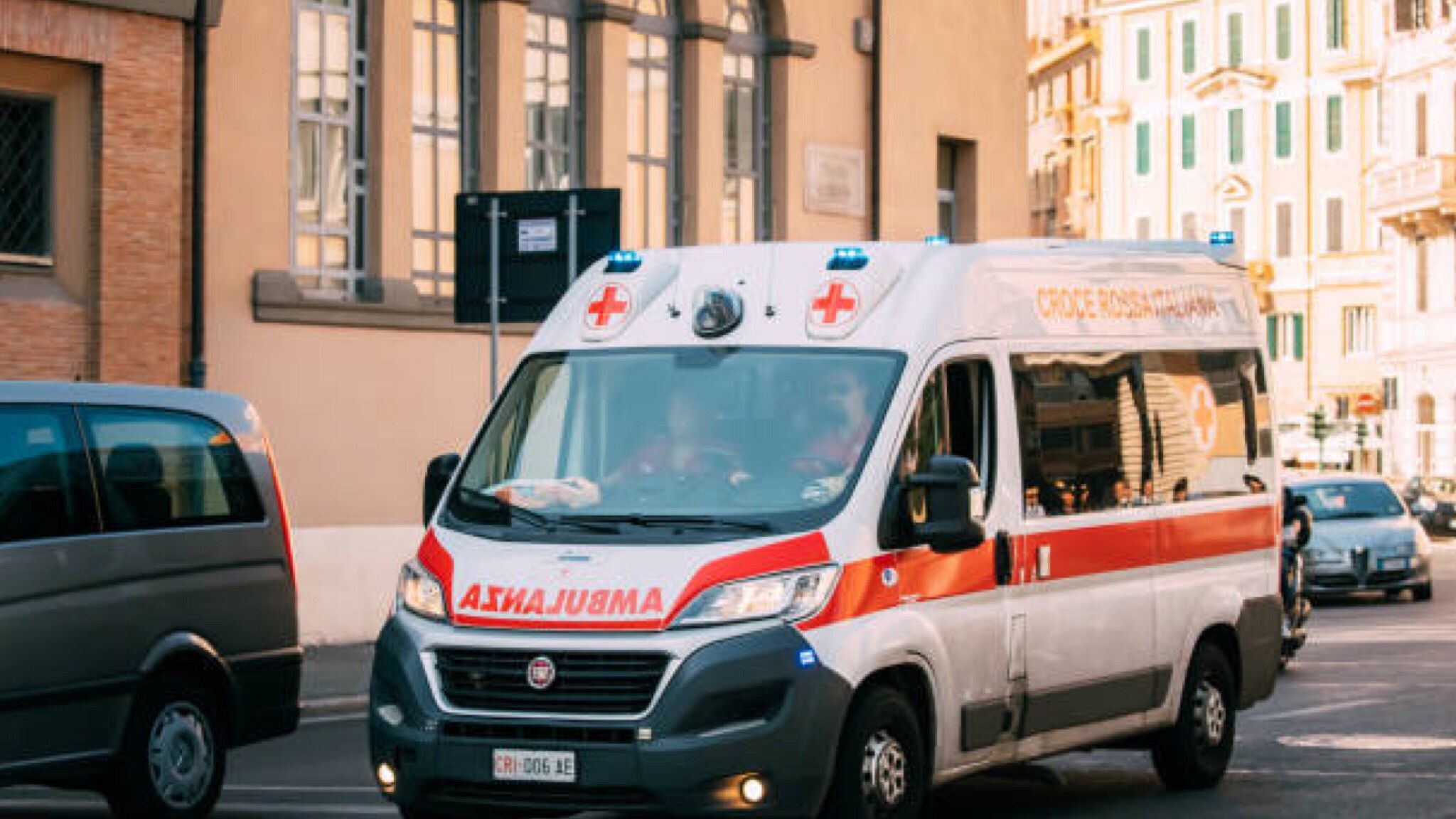 Nord Sardegna, cade dalle scale: grave una donna