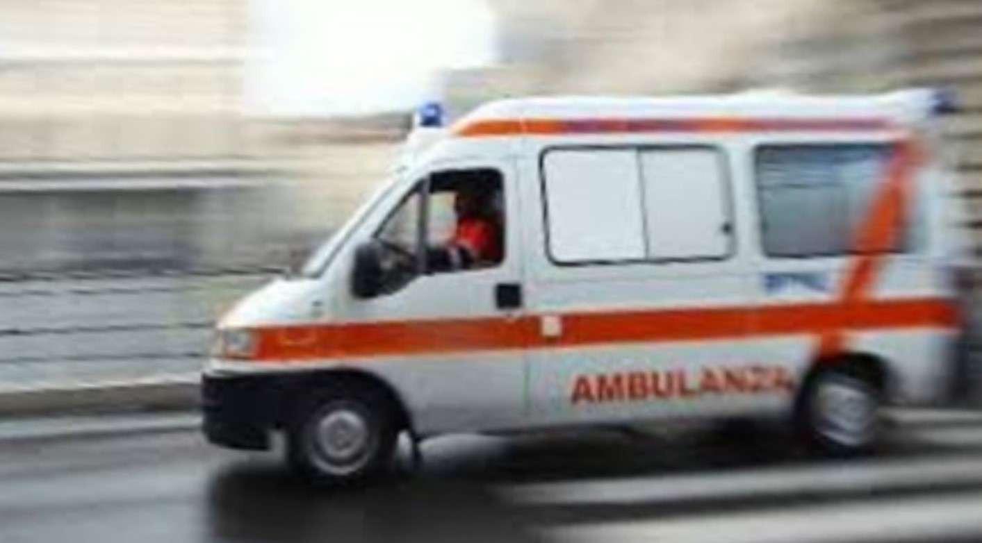 Sbanda e l'auto finisce capovolta dentro un giardino: grave 20enne