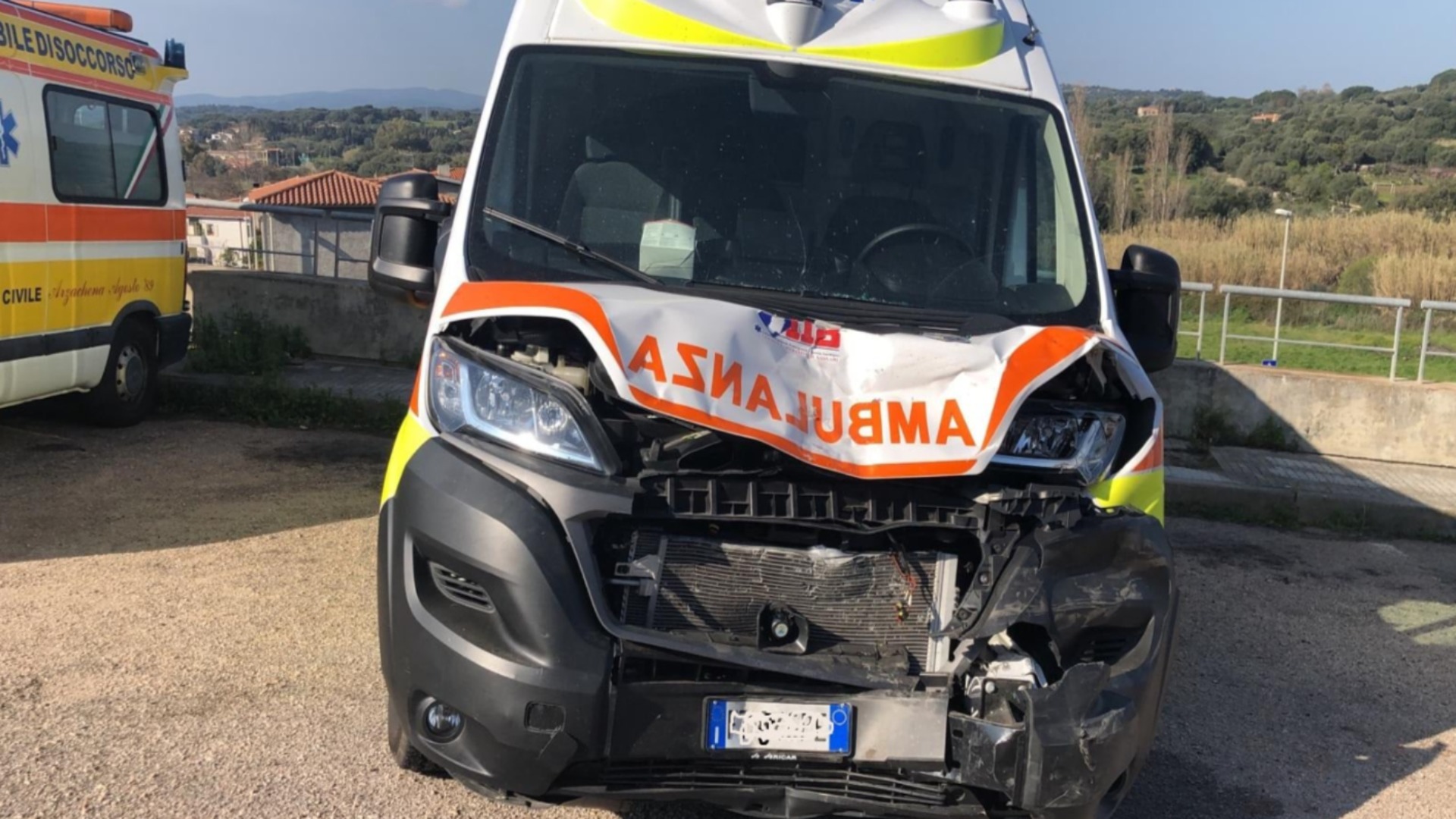 Arzachena: ambulanza distrutta in incidente stradale