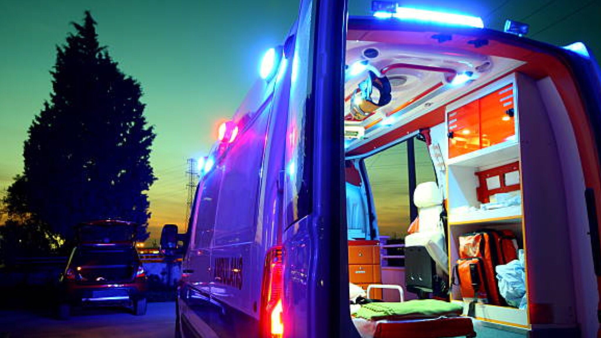 Scontro tra auto nella notte: sette feriti