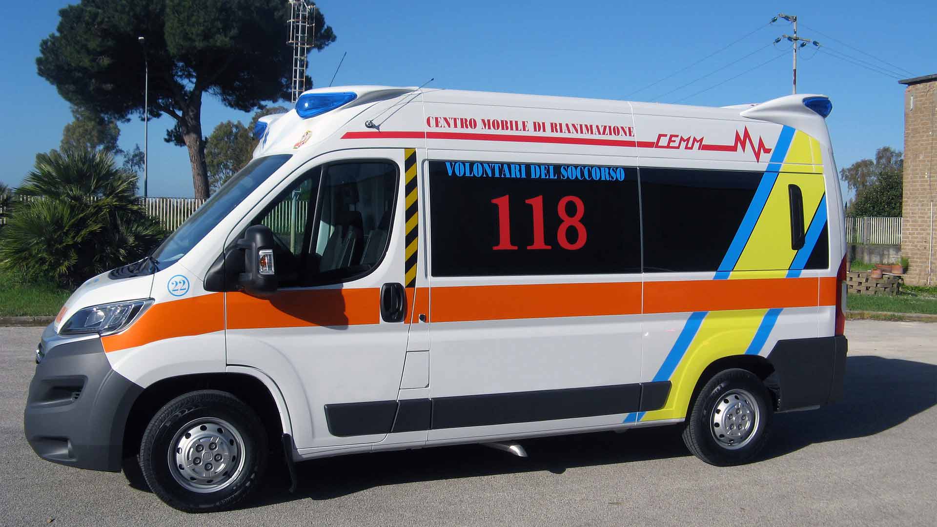 Scontro auto-moto su ex SS 125: muore 24enne