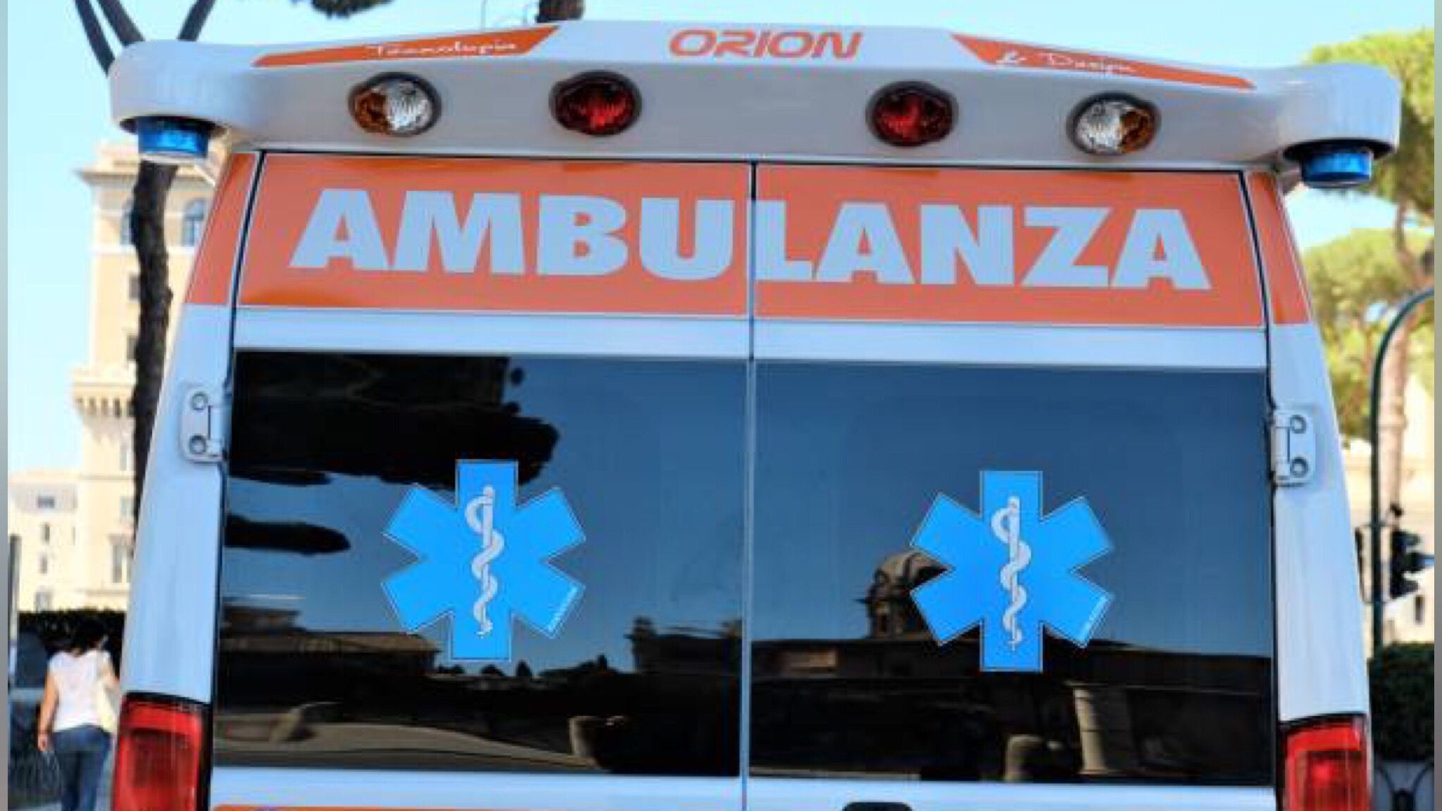 Con l'auto fuori strada: 34enne ferito e sanzionato