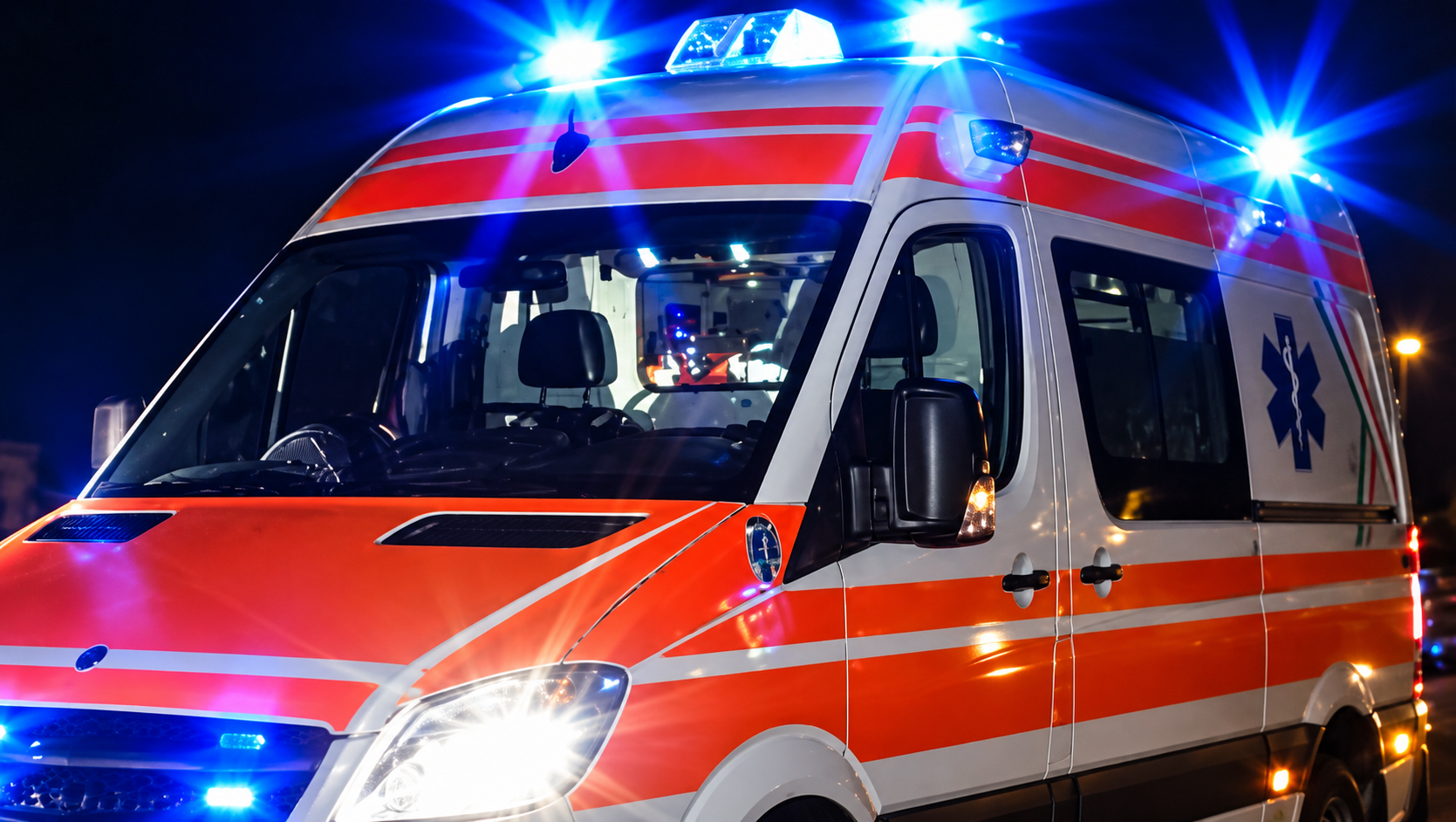 Olbia, spacca vetrata del tabacchino con un pugno: commessa ferita, un arresto