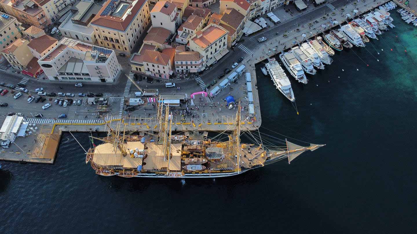 La Maddalena: è arrivata la Vespucci