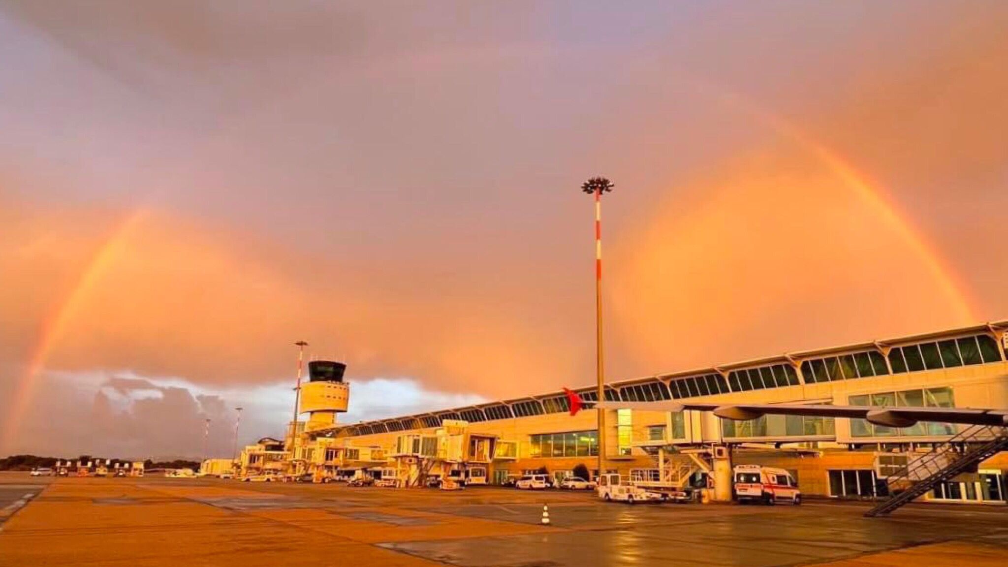Olbia: un buongiorno colorato dall'aeroporto Costa Smeralda