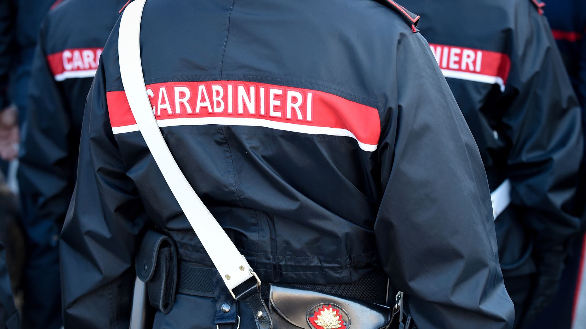 30enne arrestato per droga: sequestrati hashish, marijuana e 18.600 euro